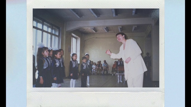 Video Reference: Sleeve, Gesture, Window, Event, T-shirt, Formal wear, Room, Visual arts, Art, White-collar worker