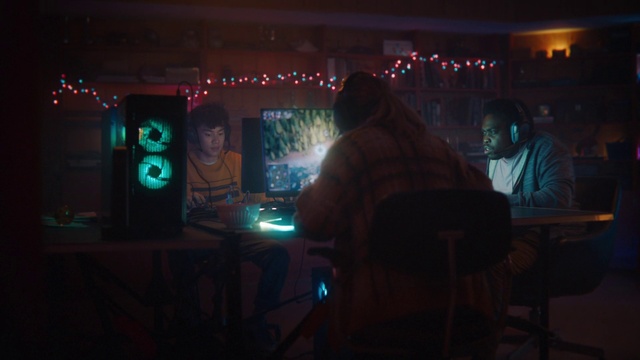 Video Reference: Entertainment, Music, Fun, Event, Musician, Midnight, Chair, Darkness, Music venue, Visual effect lighting