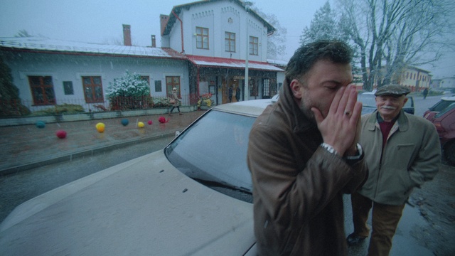 Video Reference: Window, Hood, Vehicle, Motor vehicle, Sky, Tree, Gesture, House, Car, Automotive lighting