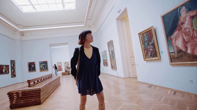 Video Reference: Joint, Picture frame, Shoulder, Sleeve, Street fashion, Flooring, Waist, Floor, Thigh, Hat