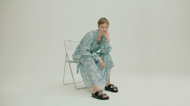 Video Reference: Sleeve, Street fashion, Fashion design, Rolling, Electric blue, Human leg, Knee, Art, Event, Chair