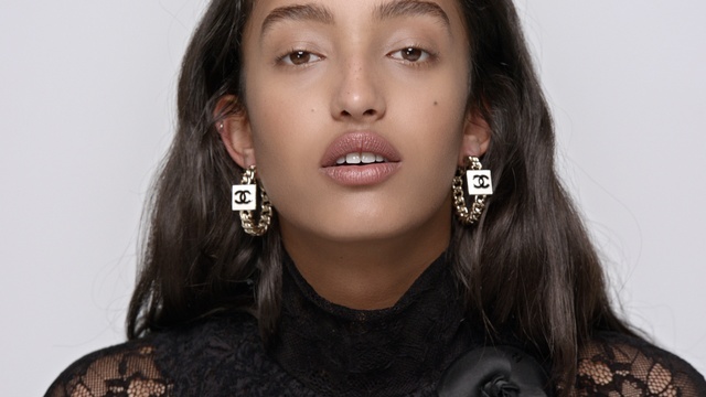 Video Reference: Nose, Skin, Lip, Eyebrow, Lipstick, Eyelash, Mouth, Black, Flash photography, Jaw