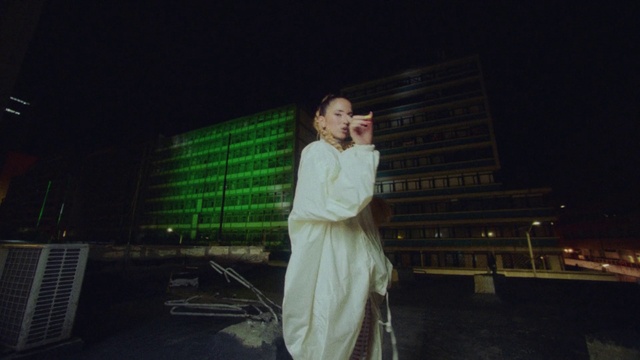 Video Reference: Flash photography, Entertainment, Performing arts, Event, Fashion design, Stage, Fun, Formal wear, Darkness, Performance art