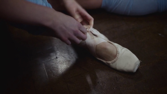 Video Reference: Leg, Gesture, Knee, Wood, Nail, Toe, Comfort, Foot, Human leg, Flooring