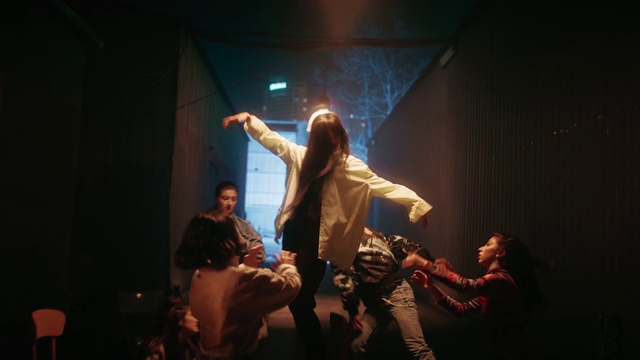 Video Reference: Jeans, Musician, Shorts, Artist, Flash photography, Entertainment, Music, Dance, Performing arts, Choreography