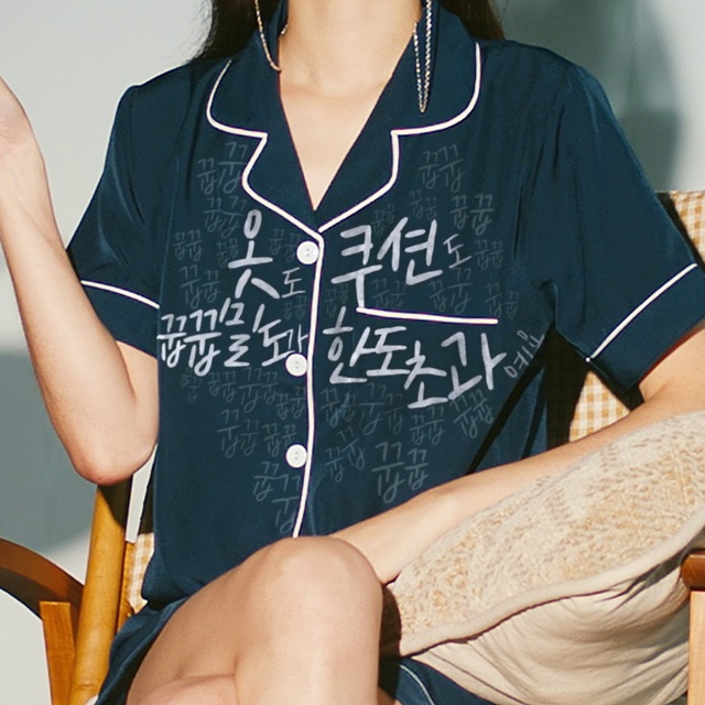 Video Reference: Joint, Hairstyle, Shoulder, Arm, Muscle, Neck, Sleeve, Gesture, T-shirt, Elbow