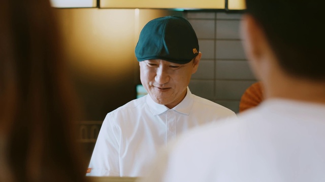 Video Reference: Cap, Gesture, Sleeve, Collar, Baseball cap, Event, Service, Uniform, White-collar worker, Room