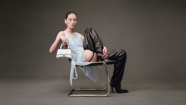 Video Reference: Flash photography, Comfort, Eyewear, Automotive design, Knee, Human leg, Wood, Fashion design, Sitting, Darkness