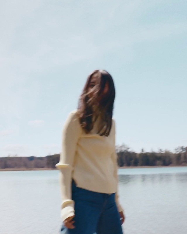 Video Reference: Water, Sky, Plant, Human body, Sleeve, People in nature, Happy, Gesture, Waist, Thigh