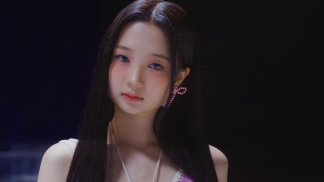 Video Reference: Nose, Cheek, Skin, Lip, Shoulder, Eyelash, Flash photography, Jaw, Neck, Gesture