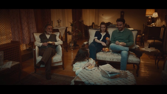 Video Reference: Hairstyle, Flash photography, Fashion, Couch, Interaction, Comfort, Adaptation, Fun, Event, Entertainment