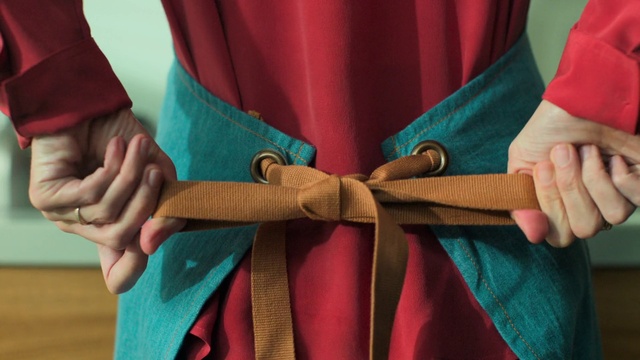 Video Reference: Hand, Textile, Sleeve, Gesture, Finger, Collar, Red, Waist, T-shirt, Wrist