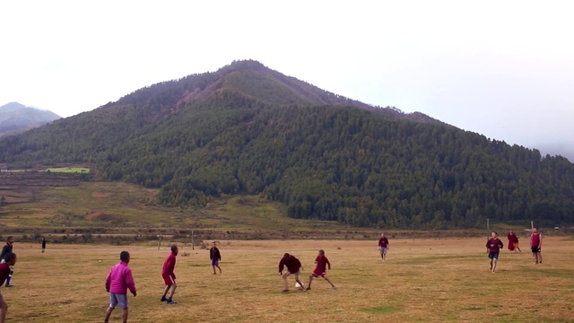 Video Reference: Sky, Mountain, Plant, Ecoregion, Highland, Land lot, Natural landscape, Tree, Grass, Grassland