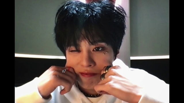 Video Reference: Forehead, Nose, Lip, Hand, Eyelash, Ear, Jaw, Neck, Flash photography, Gesture