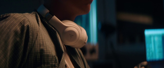 Video Reference: Flash photography, Neck, Sleeve, Gesture, Hearing, Elbow, Wrist, Audio equipment, Nail, Human leg