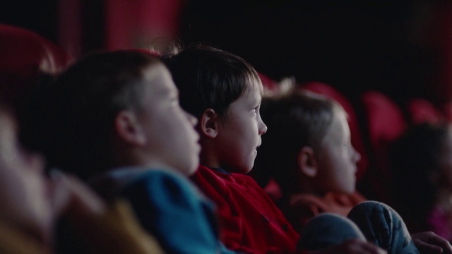 Video Reference: Flash photography, Entertainment, Toddler, T-shirt, Event, Crowd, Darkness, Happy, Fun, Magenta