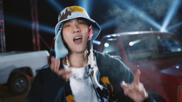 Video Reference: Hand, Microphone, Flash photography, Automotive lighting, Cap, Musician, Music artist, Music, Entertainment, Baseball cap