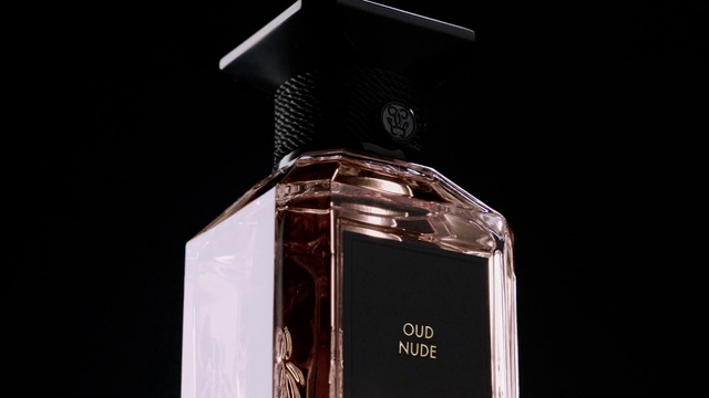 Video Reference: Liquid, Fluid, Audio equipment, Gas, Perfume, Cylinder, Event, Fashion accessory, Glass bottle, Drinkware