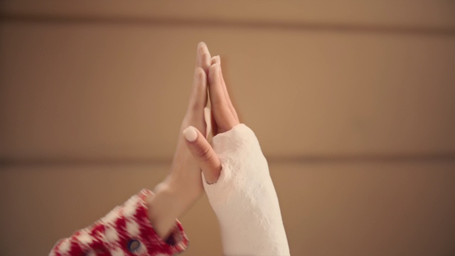 Video Reference: Arm, Human body, Gesture, Finger, Wood, Thumb, Wrist, Comfort, Knee, Nail