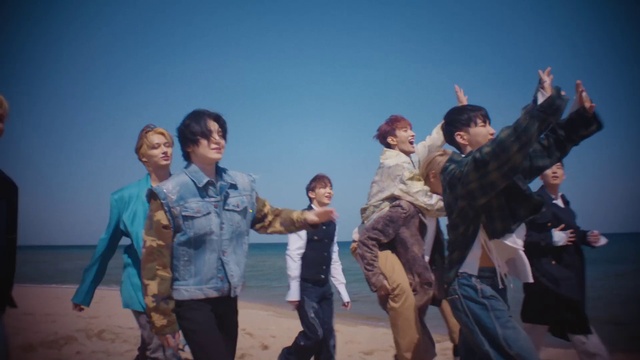 Video Reference: Sky, Flash photography, Gesture, Performing arts, Entertainment, Happy, Landscape, Fun, Event, Leisure