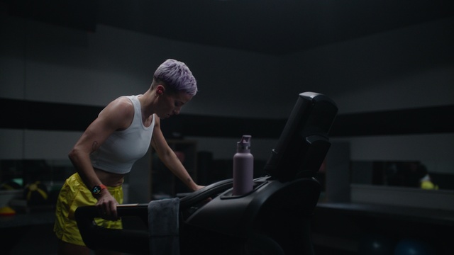 Video Reference: Flash photography, Gesture, Headgear, Elbow, Event, Human leg, Sitting, Cap, Entertainment, Vest