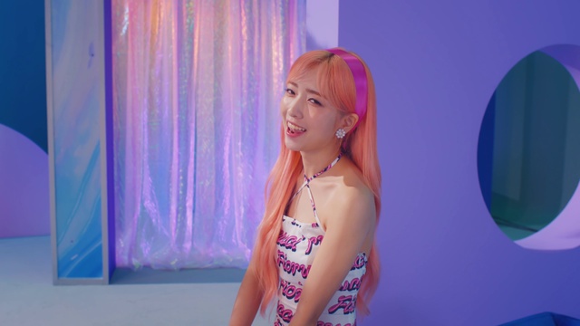 Video Reference: Skin, Hairstyle, Shoulder, Purple, Eyelash, Flash photography, Violet, Pink, Thigh, Magenta