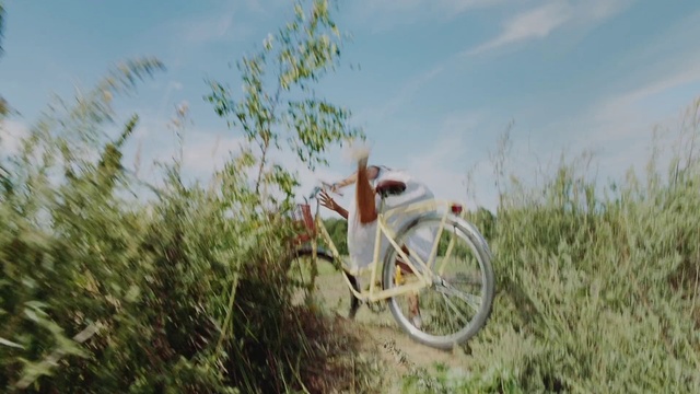 Video Reference: Wheel, Bicycle, Tire, Sky, Cloud, Bicycles--Equipment and supplies, Bicycle wheel, Bicycle frame, Bicycle handlebar, Bicycle tire