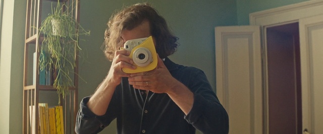 Video Reference: Shoulder, Eyebrow, Vision care, Eyelash, Neck, Ear, Sleeve, Gesture, Eyewear, Iris