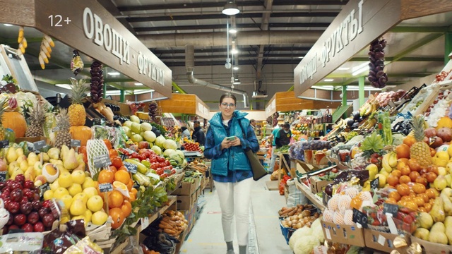 Video Reference: Food, Selling, Natural foods, Greengrocer, Whole food, Food group, Fruit, Customer, Hawker, Retail