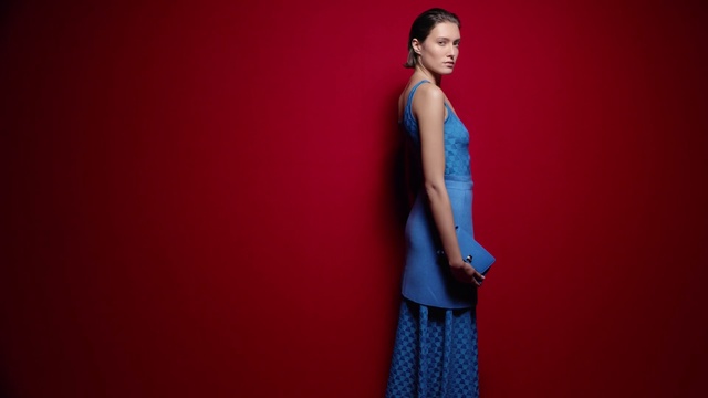 Video Reference: Hand, One-piece garment, Arm, Shoulder, Neck, Day dress, Flash photography, Waist, Purple, Sleeve