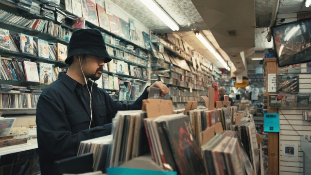Video Reference: Shelf, Bookcase, Publication, Hat, Book, Shelving, Customer, Retail, Public space, Fedora
