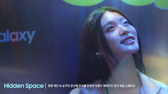 Video Reference: Blue, Smile, Eyelash, Flash photography, Entertainment, Happy, Music artist, Black hair, Music, Electric blue