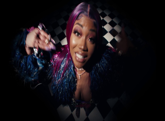 Video Reference: Lip, Eyebrow, Smile, Purple, Flash photography, Entertainment, Gesture, Eyelash, Black hair, Lipstick