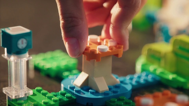 Video Reference: Hand, Green, Light, Building sets, Finger, Toy, Toy block, Thumb, Engineering, Lego