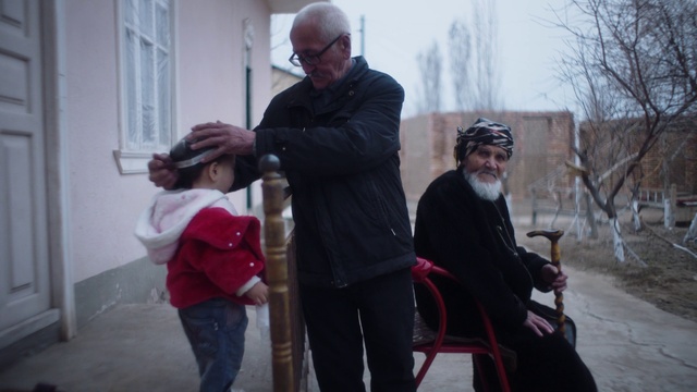 Video Reference: Glasses, Tree, Luggage and bags, Recreation, Event, Leisure, Bag, Winter, Hat, Travel