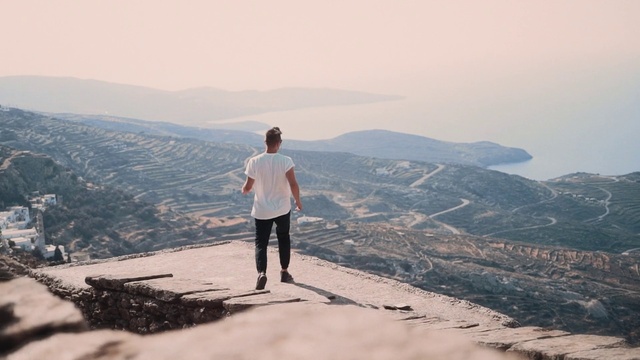 Video Reference: Sky, Mountain, Highland, Atmospheric phenomenon, Travel, Slope, Mountain range, Horizon, Leisure, Landscape