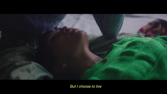 Video Reference: Mouth, Jaw, Comfort, Neck, Flash photography, Gesture, Finger, Tints and shades, Thigh, Human leg