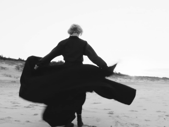 Video Reference: Sky, People in nature, Flash photography, Gesture, Happy, Beach, Landscape, Tints and shades, Waist, Horizon