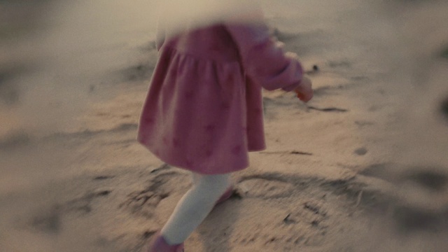 Video Reference: Atmosphere, People in nature, Cloud, Gesture, Beach, Body of water, Wood, Tints and shades, Landscape, Sand