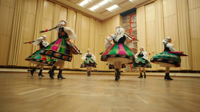 Video Reference: Dance, Entertainment, Performing arts, Performance art, Choreography, Fun, Dancer, Event, Performance, Costume