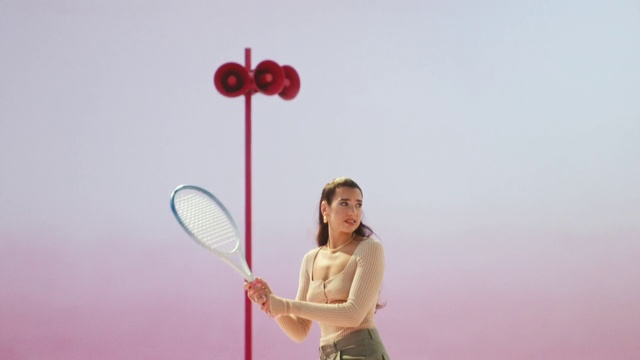 Video Reference: Racketlon, Strings, Sports equipment, Tennis racket, Tennis, Racket, Gesture, Dress, Tennis player, Racquet sport