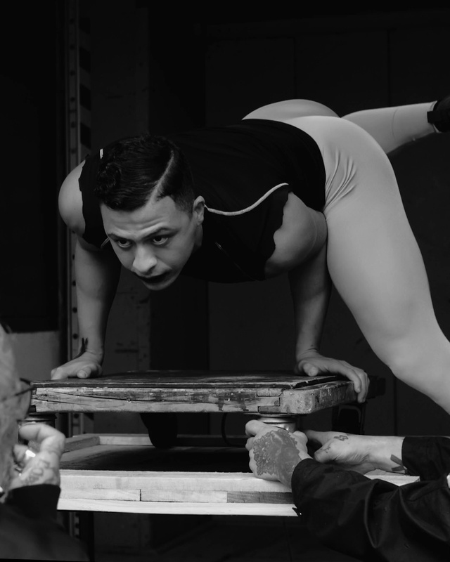 Video Reference: Black, Flash photography, Style, Black-and-white, Thigh, Elbow, Monochrome, Knee, Monochrome photography, Human leg