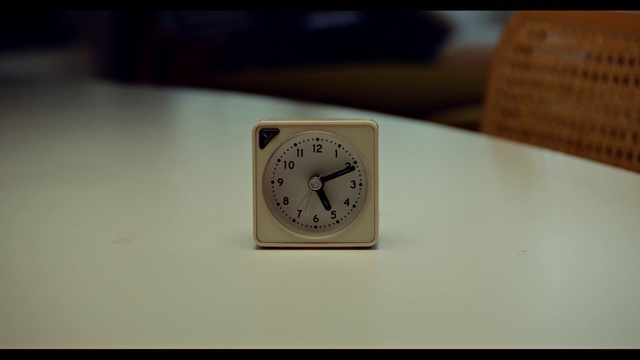 Video Reference: Watch, Clock, Measuring instrument, Wood, Rectangle, Gauge, Quartz clock, Circle, Gas, Jewellery