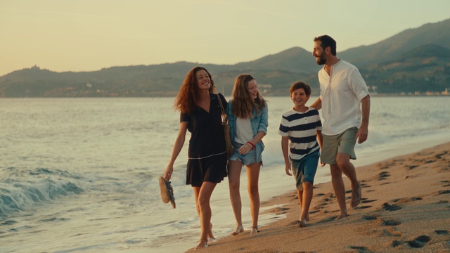 Video Reference: Water, Sky, People on beach, Smile, People in nature, Happy, Beach, Gesture, Sunlight, Travel