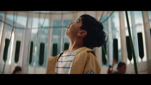 Video Reference: Flash photography, Smile, Street fashion, Happy, Travel, Public transport, Passenger, Fun, Eyewear, Blond