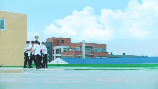 Video Reference: Cloud, Sky, Window, Building, Leisure, Electric blue, Cumulus, Recreation, Event, Travel