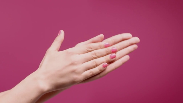 Video Reference: Leg, Comfort, Human body, Neck, Gesture, Finger, Thumb, Wrist, Foot, Barefoot