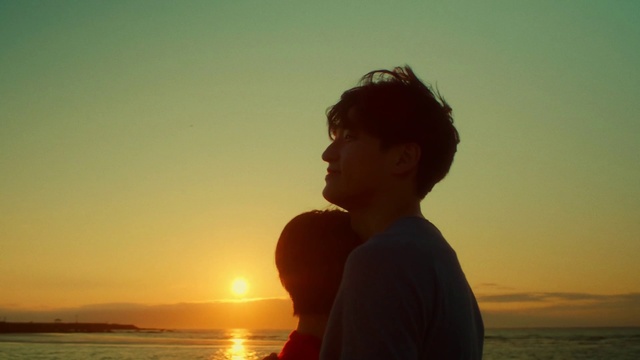Video Reference: Water, Sky, People in nature, Flash photography, Happy, Standing, Sunlight, Sunset, Sunrise, Beach