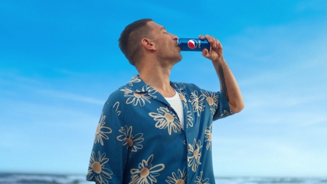 Video Reference: Sky, Blue, Gesture, Happy, Eyewear, Sunglasses, T-shirt, Electric blue, Performing arts, Entertainment