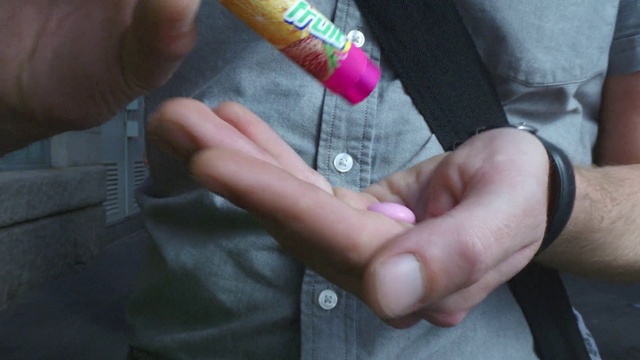 Video Reference: Textile, Sleeve, Gesture, Finger, Collar, Thumb, Street fashion, Nail, Blazer, Wrist